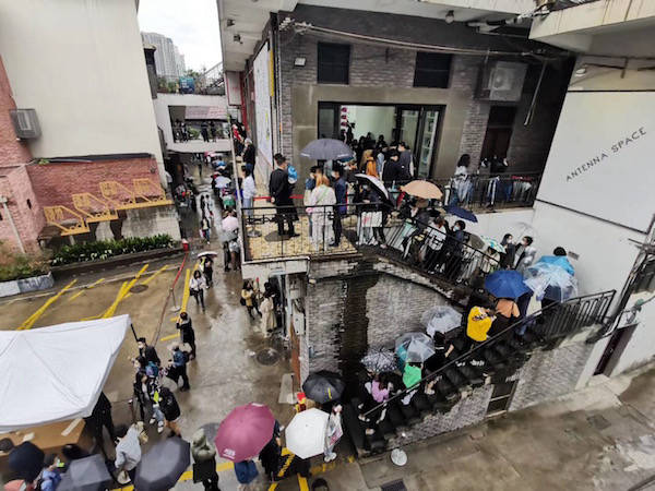 “008pg国际版官网入口”
上海艺术书展开幕：纸张间的温度与艺术 触手可及(图1)